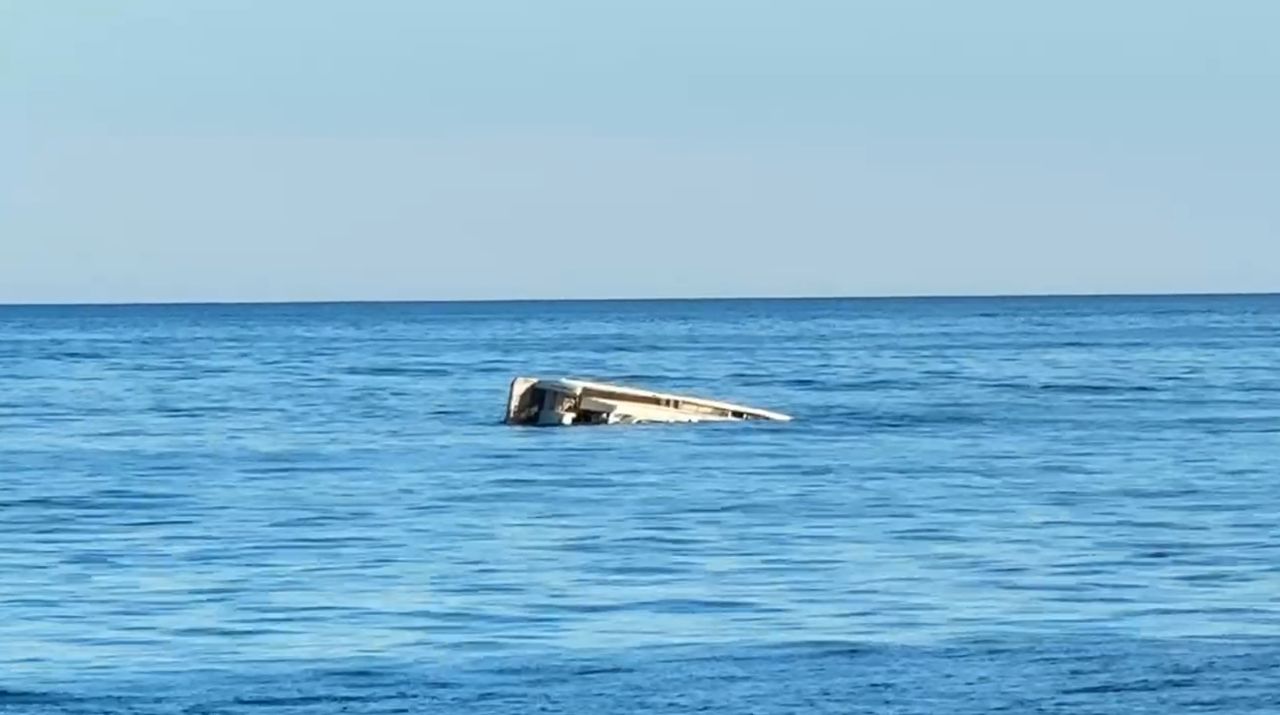 龜山島海域驚見半沉遊艇!海上漂流4天未拖離 離奇畫面曝光