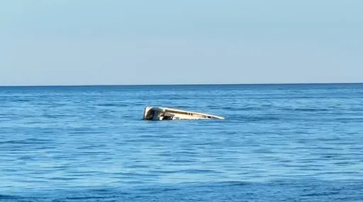 龜山島海域驚見半沉遊艇！海上漂流4天未拖離　離奇畫面曝光