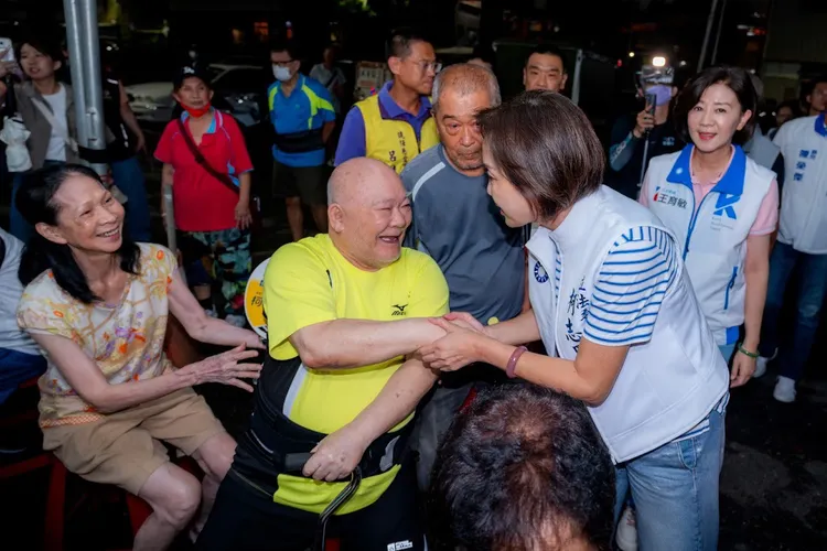 柯志恩15日晚間在鹽埕區文武聖殿舉辦廟口音樂會。翻攝畫面