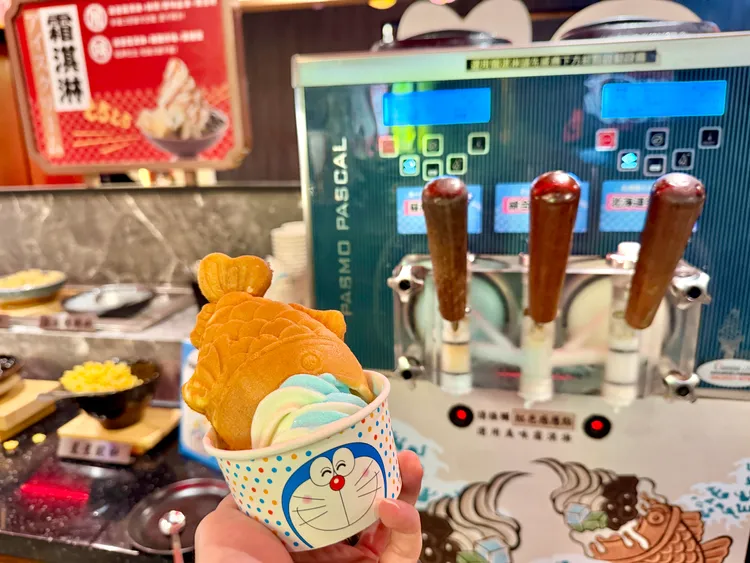 雙品牌吃到飽吧檯同步供應哆啦A夢設計杯裝霜淇淋。