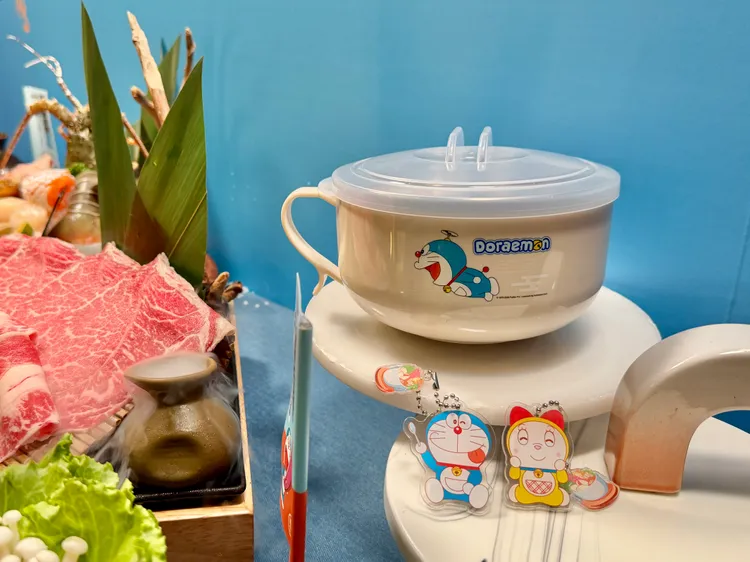 期間可免費拿走哆啦A夢造型碗、口袋小吊飾等商品。莊偉祺攝