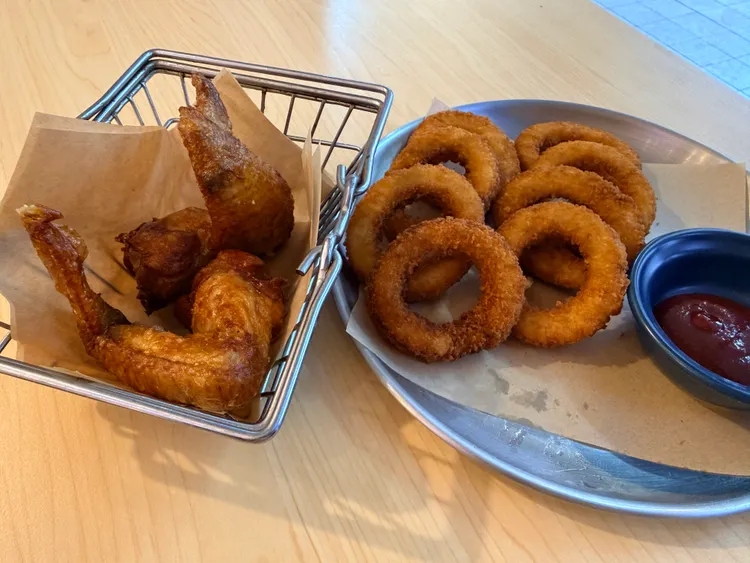 雞翅（左）如果是炸的更不健康。攝影中心