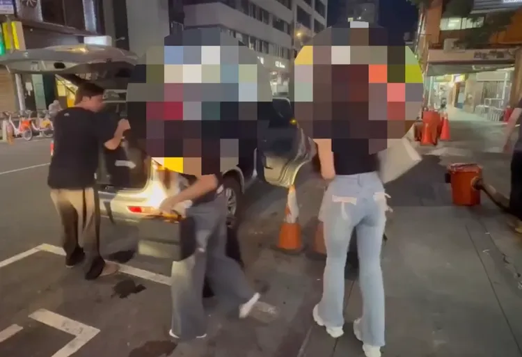 涉嫌來台賣淫的2名女子被逮，身材玲瓏有緻，明顯業者有挑選過，警方帶下樓後前往警局偵訊。翻攝畫面