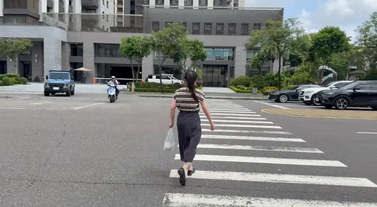 陳幸妤今天中午回家休息，手上提著之前連喝兩天的魚湯。民眾提供