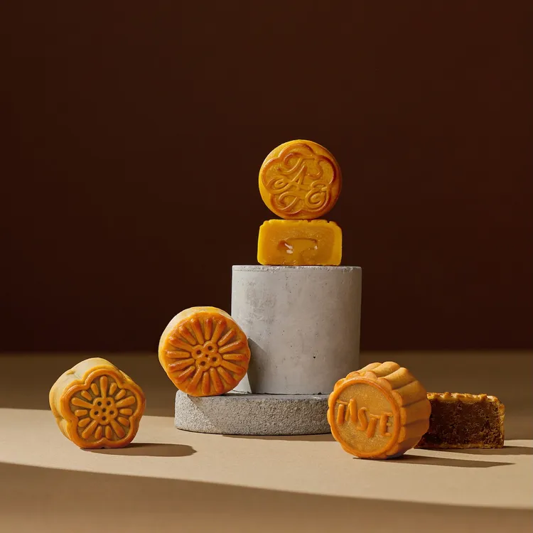 「TASTE by MMHG」此次聯名禮盒集結「金沙奶黃流心」、「港式干貝 XO 醬」、「極緻九鬼黑芝麻」與「核桃鹹蛋黃烏豆沙」四款廣式月餅，回到經典月餅中最關鍵的食材、工序與比例。業者提供