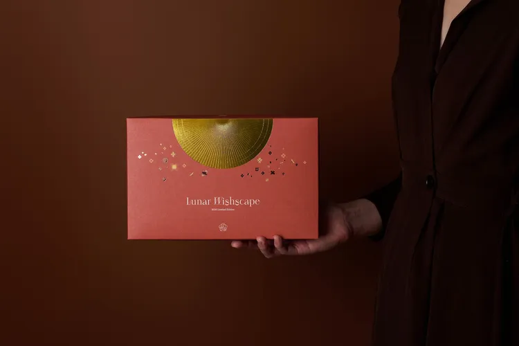 「TASTE by MMHG」2026「月球願境 Lunar Wishscape」中秋禮盒平裝款，內含金沙奶黃流心、極緻九鬼黑芝麻月餅各2入；月露、桂釀咖啡濾掛包各2入，售價為990元。業者提供