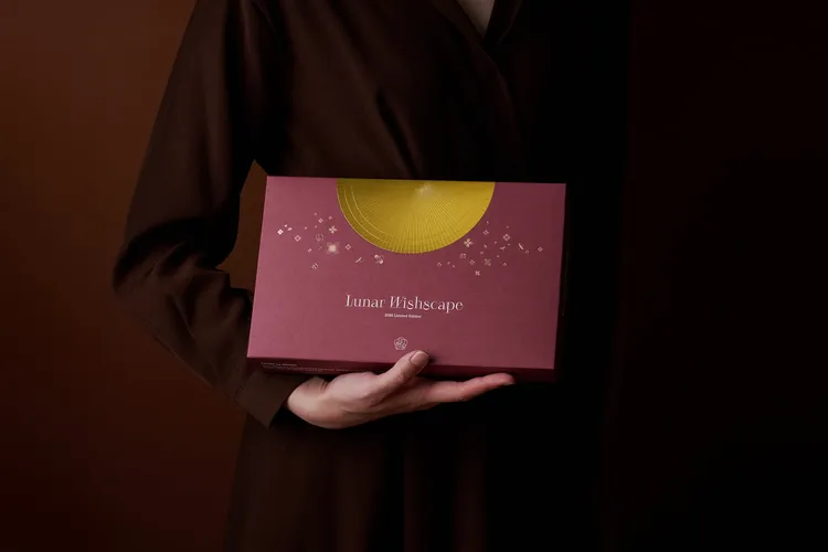 「TASTE by MMHG」2026「月球願境 Lunar Wishscape」中秋禮盒經典款，內含金沙奶黃流心、港式干貝XO醬月餅各2入；茶霧茶咖啡濾掛包4入，售價為1180元。業者提供
