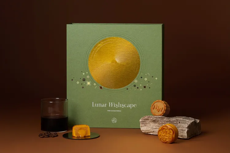 「TASTE by MMHG」2026「月球願境 Lunar Wishscape」中秋禮盒精裝款，內含四款月餅各 2 入（金沙奶黃流心、港式干貝 XO 醬、極緻九鬼黑芝麻、核桃鹹蛋黃烏豆沙）；月露、桂釀咖啡濾掛包。業者提供