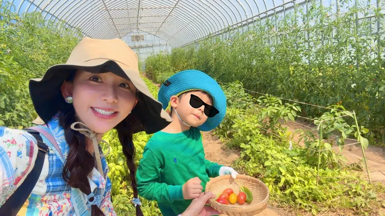 林志玲與兒子在農場採果，他歪頭表情俏皮。翻攝林志玲IG