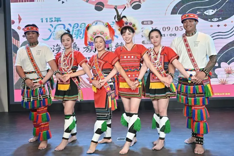 河智媛（右三）穿原住民服裝出席活動，爆發爭議。翻攝自游淑貞臉書