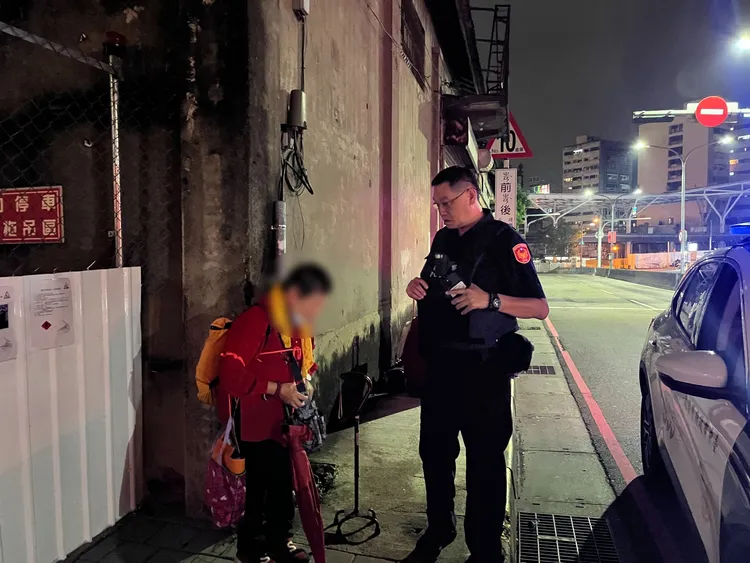 陳婦沒跟孫女約定時間，找不到人還錯過回家的末班車，無奈下向警方求助。翻攝畫面