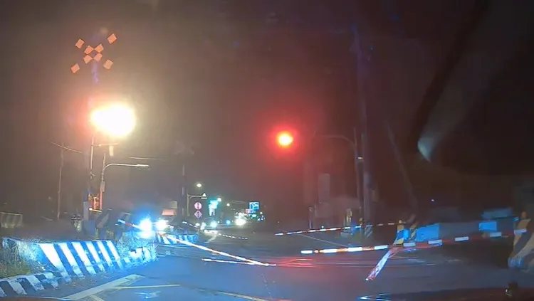 小貨車撞斷平交道柵欄後，員警決定暫停追捕，以維其他用路人安全。民眾提供