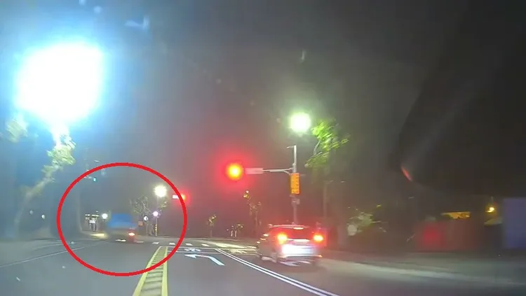 小貨車逆向闖紅燈逃逸。民眾提供