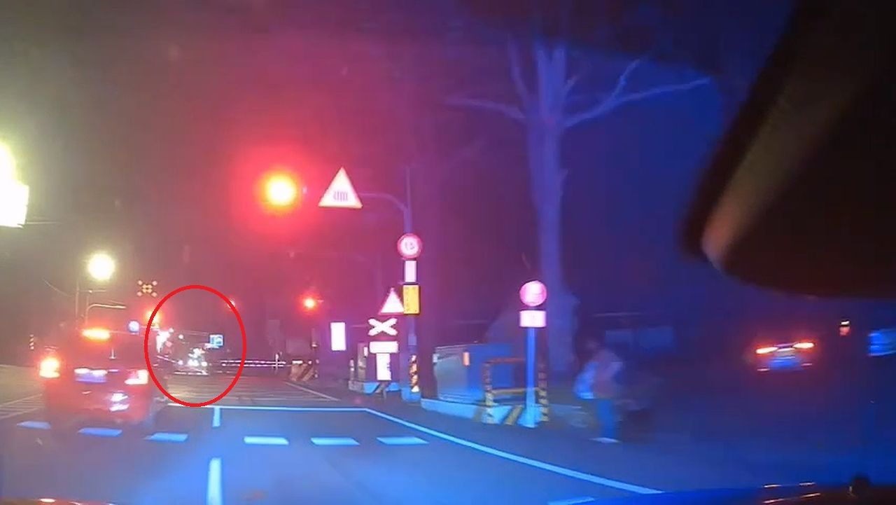 南投通緝男躲警攔查!深夜駕車街頭狂飆 撞斷平交道柵欄脫逃