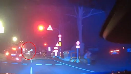 南投通緝男躲警攔查！深夜駕車街頭狂飆　撞斷平交道柵欄脫逃