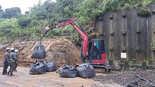 高雄小港松富街擋土牆坍塌！預防性疏散7戶28人　市府邀專家評估處置方案