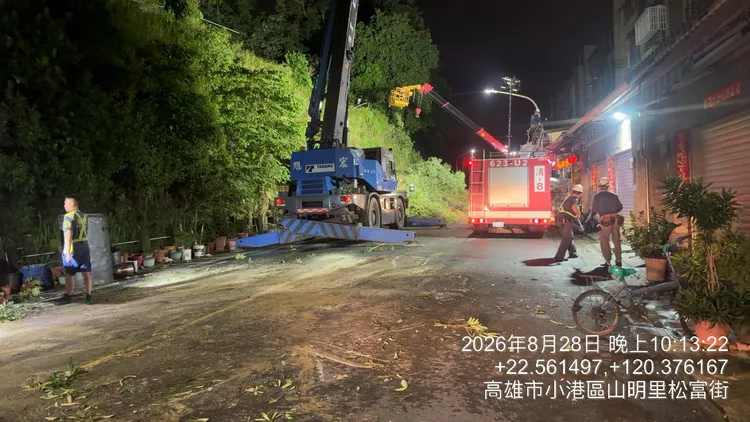 高雄小港松富街擋土牆28日下午倒塌，土石及牆體滑落至松富街道路。翻攝畫面