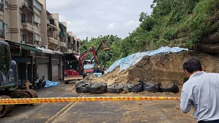 高雄小港松富街擋土牆28日下午倒塌。翻攝畫面
