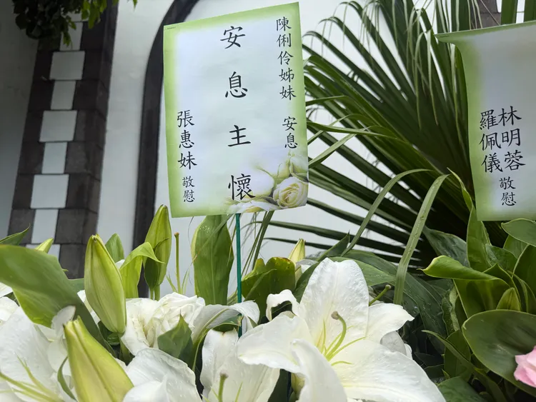 張惠妹贈花送別。彭欣偉攝
