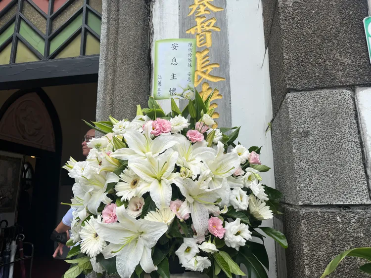 江蕙送花悼念。彭欣偉攝