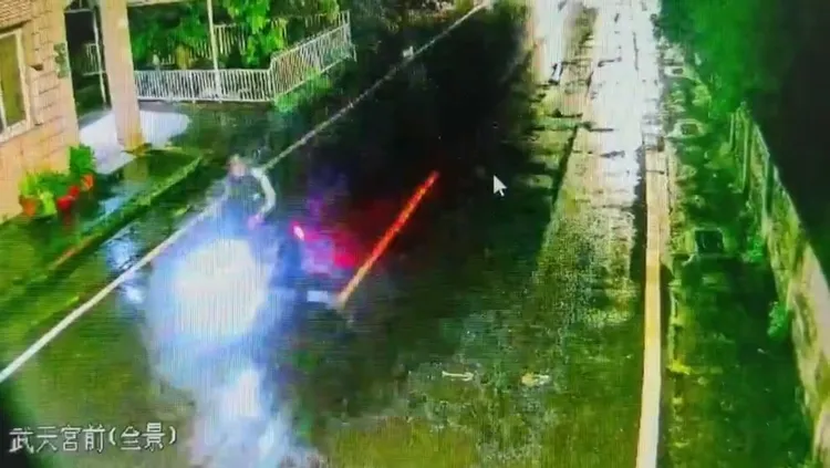 陳嫌作案後離開現場。翻攝畫面