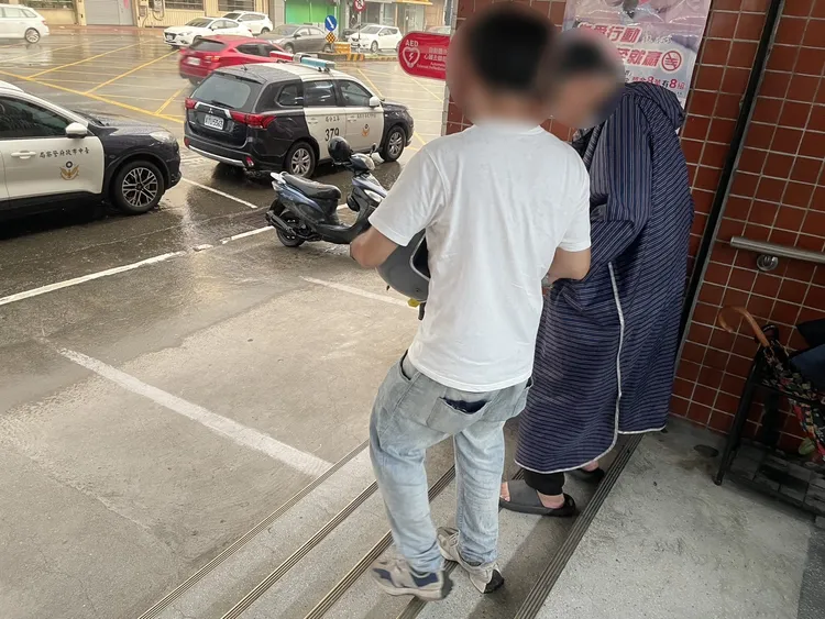 賴翁兒子坐計程車趕抵派出所接回父親。翻攝畫面