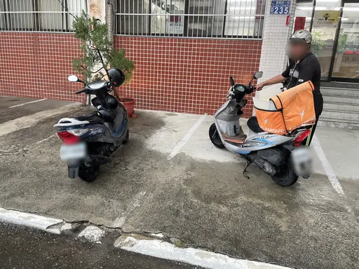 大雨中迷失方向！7旬翁遇熱心外送員帶路找警協助順返家