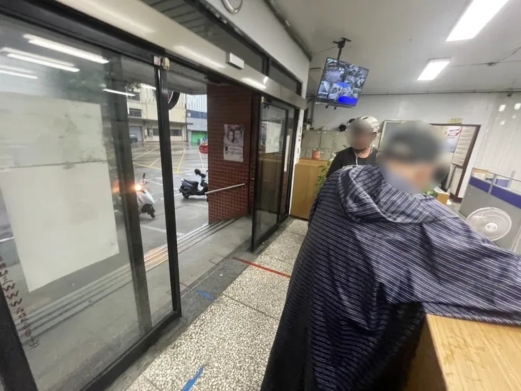 外送員熱心的送賴翁到派出所，並說明原因後將賴翁交給警方。翻攝畫面