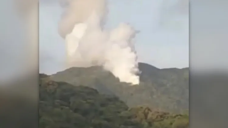 有民眾拍下墜毀後畫面，山林不斷冒出陣陣濃煙。翻攝照片