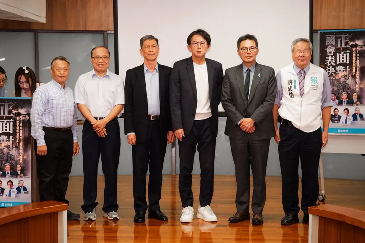 台灣民眾黨今（22）日舉辦「2,100億買21萬架無人載具 有必要編特別預算？」論壇。民眾黨主席黃國昌出席並受訪。民眾黨提供