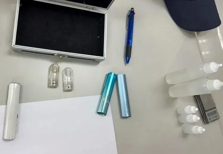警員當場查扣依托咪酯煙彈3顆、依托咪酯成品3罐、電子煙桿、電子磅秤、分裝袋及折疊刀1把等物品。翻攝畫面