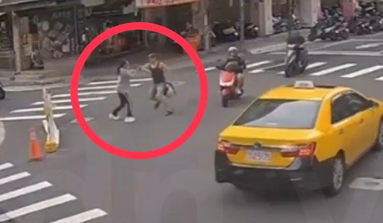 夫妻街頭爆拉扯亮刀! 警到場「一網打盡」:夫涉家暴、妻是毒品通緝犯