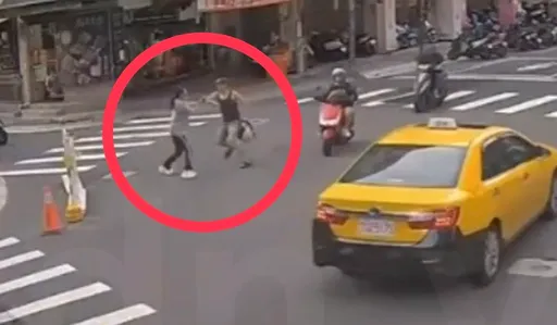 夫妻街頭爆拉扯亮刀！　警到場「一網打盡」：夫涉家暴、妻是毒品通緝犯