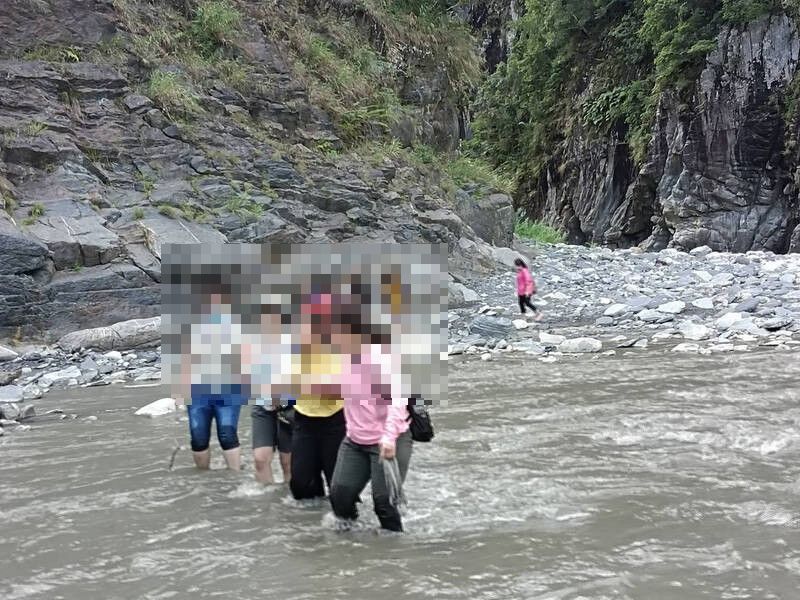 搶救南投武界泛舟事故出意外 消防救生艇翻覆!1隊員命危搶救中