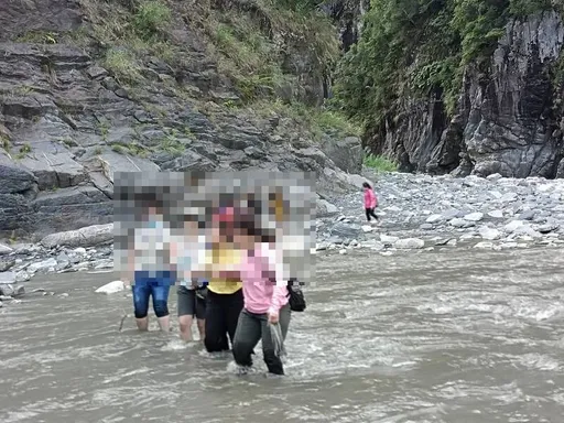 搶救南投武界泛舟事故出意外　消防救生艇翻覆！1隊員命危搶救中