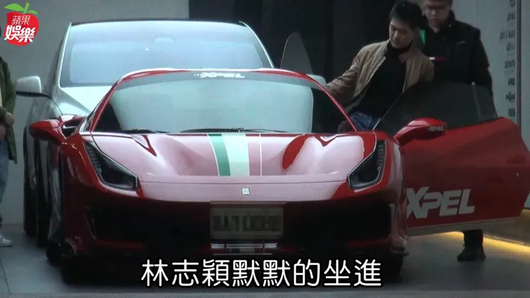 林志穎坐進送給老婆陳若儀的2200萬元法拉利488 Pista超跑。特勤中心攝、翻攝《蘋果新聞網》臉書