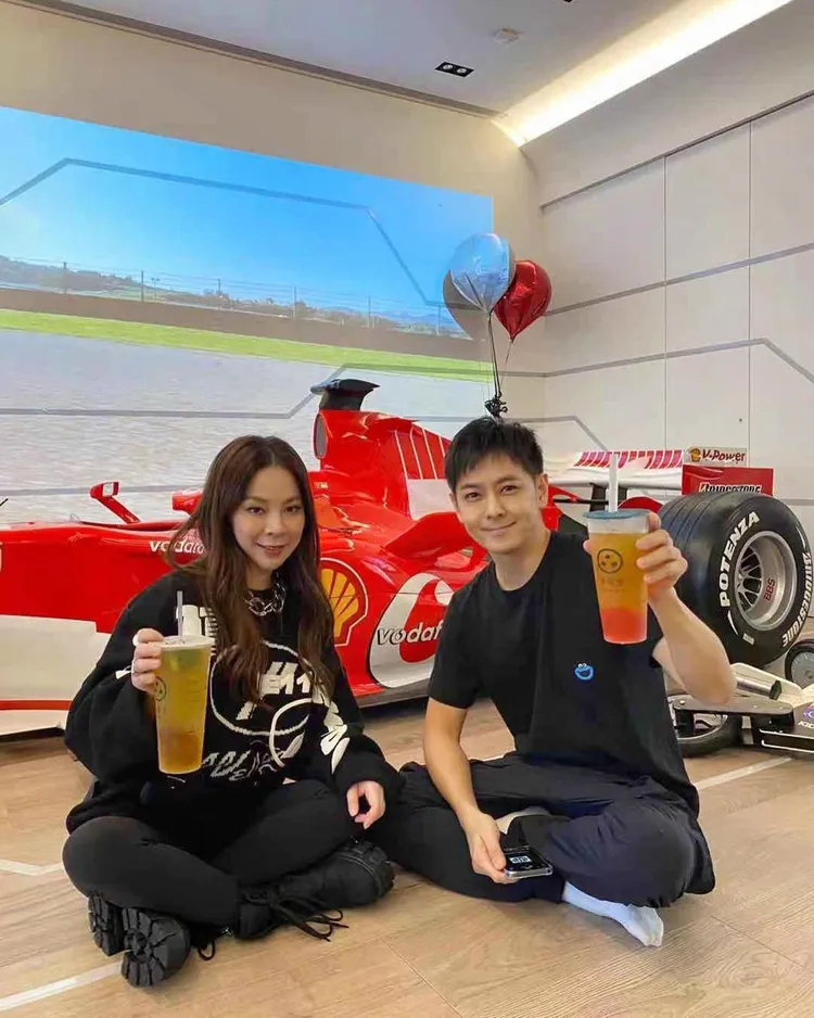 林志穎家中客廳擺放和車神舒馬克，同款的法拉利F1展示賽車。翻攝楊秀蓉IG
