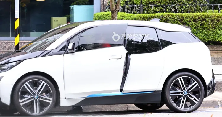 2023年2月3日，林志穎喝完咖啡準備駕駛BMW I3電動車離開。特勤中心攝、資料照片