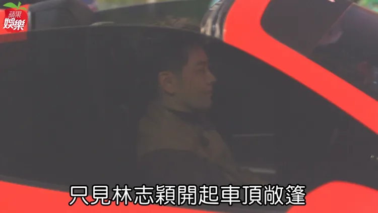 林志穎駕駛2200萬元法拉利488 Pista升起敞篷車頂奔馳。特勤中心攝、翻攝《蘋果新聞網》臉書