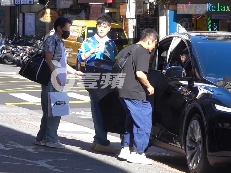 林志穎這次坐上特斯拉Model Y，由助理幫忙泊車駕駛。特勤中心攝