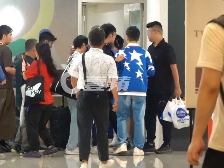 林志穎（右二）在工作人員的帶領下走進小樹屋會議室休息。特勤中心攝