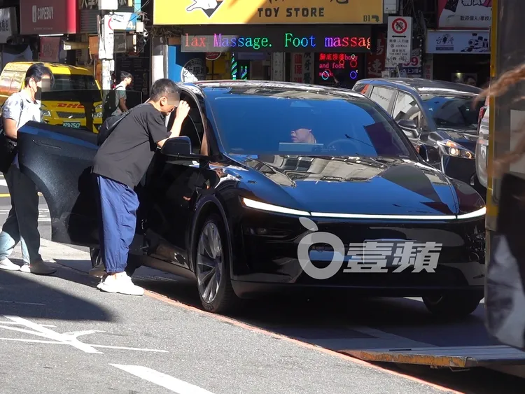 林志穎坐上特斯拉Model Y十分拉風，工作人員護送他上車。特勤中心攝