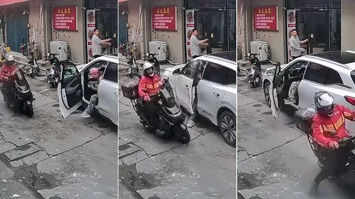 影片｜女駕駛路邊停車開門殺　男騎士「關門反殺」把她砸回車裡
