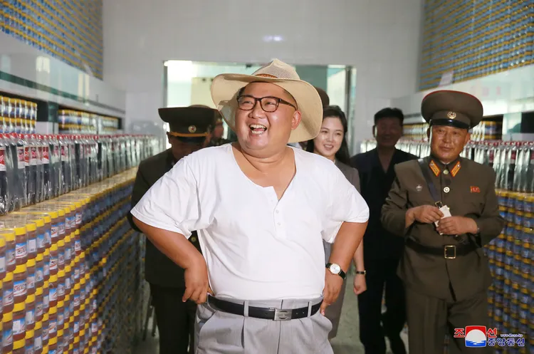 身形圓潤的北韓最高領導人金正恩穿著汗衫降溫。翻攝北韓勞動新聞