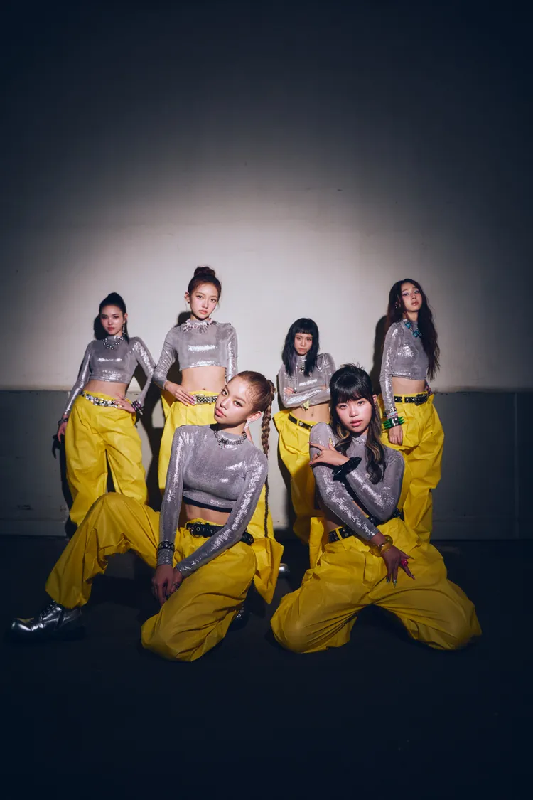 babyMINT在《i》MV中化身少女搜索隊。華研國際提供