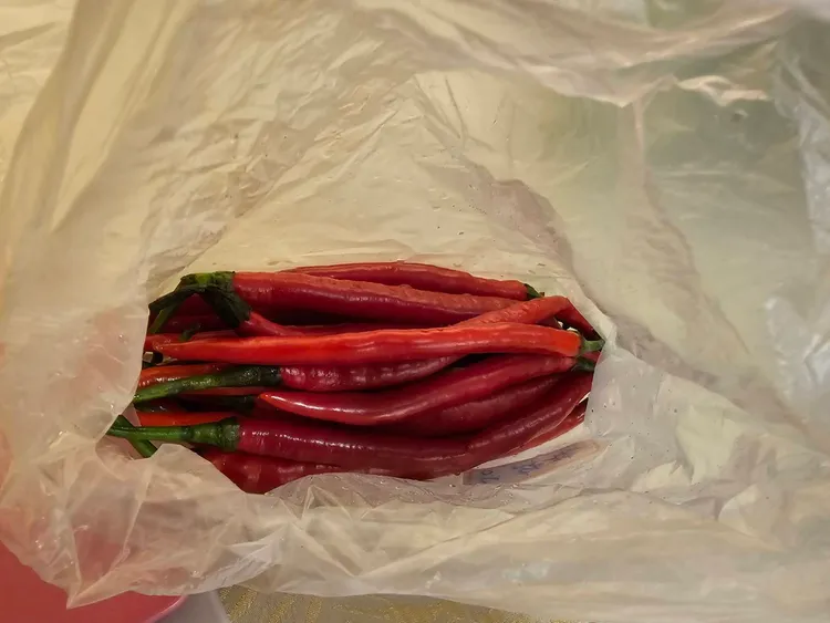 兄弟飯店紅辣椒農藥超標。北市衛生局提供