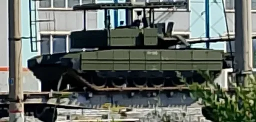 俄 T-80 坦克改良版曝光　頂著「烤肉架」不怕無人機了