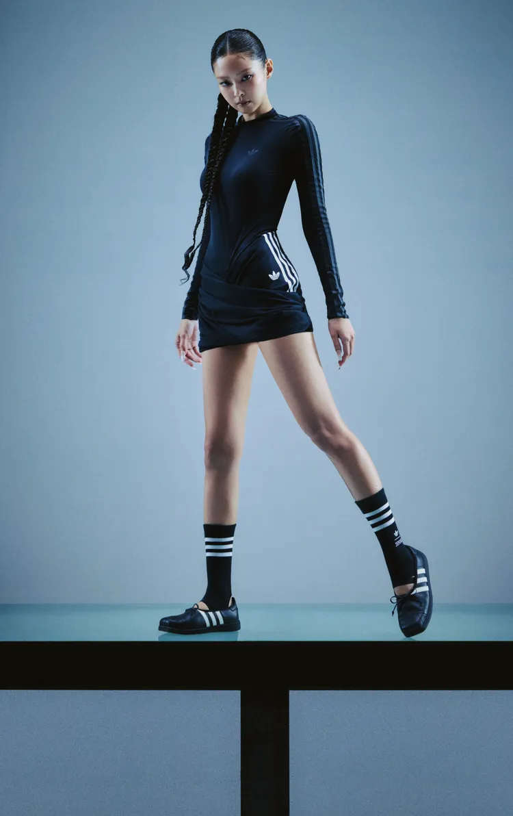 Jennie將adidas Originals運動裝換上緊身剪裁。品牌提供