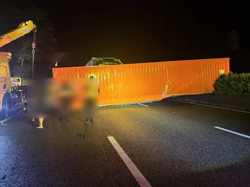 疑疲勞駕駛！國1湖口路段3聯結車追撞　2駕駛受傷送醫