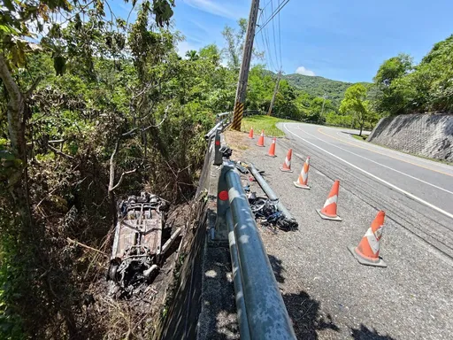 台11線死亡車禍　51歲男駕車疑自撞護欄翻10米邊坡1死1傷